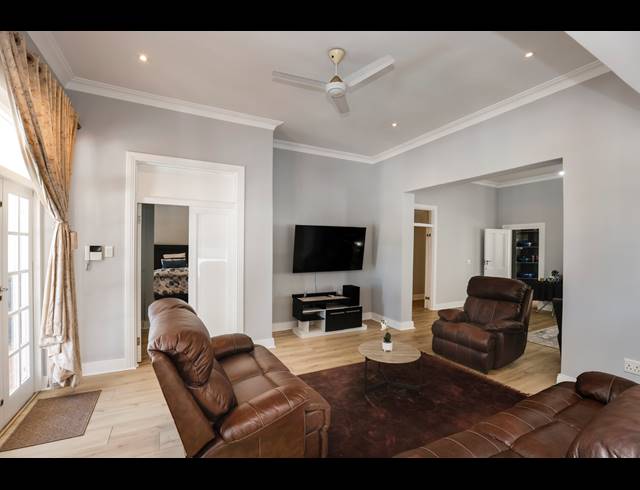 3 BEDROOM FREEHOLD FOR SALE IN ESSENWOOD